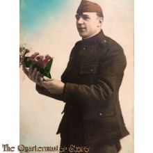Prent briefkaart Belgische soldaat met bloemen