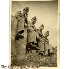 Photo (Mil. Postcard) photo 1940 Wehrmacht soldiers resting/smoking