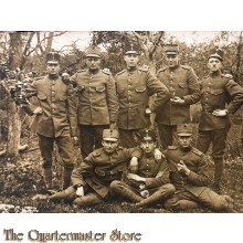 Foto 8 manschappen met kepie 1914 in bosrijke omgeving